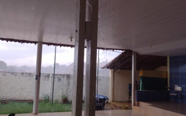 Vândalos depredam escola no Barreirão (GO), com até dejetos humanos sobre mesas; comunidade reclama de abandono
