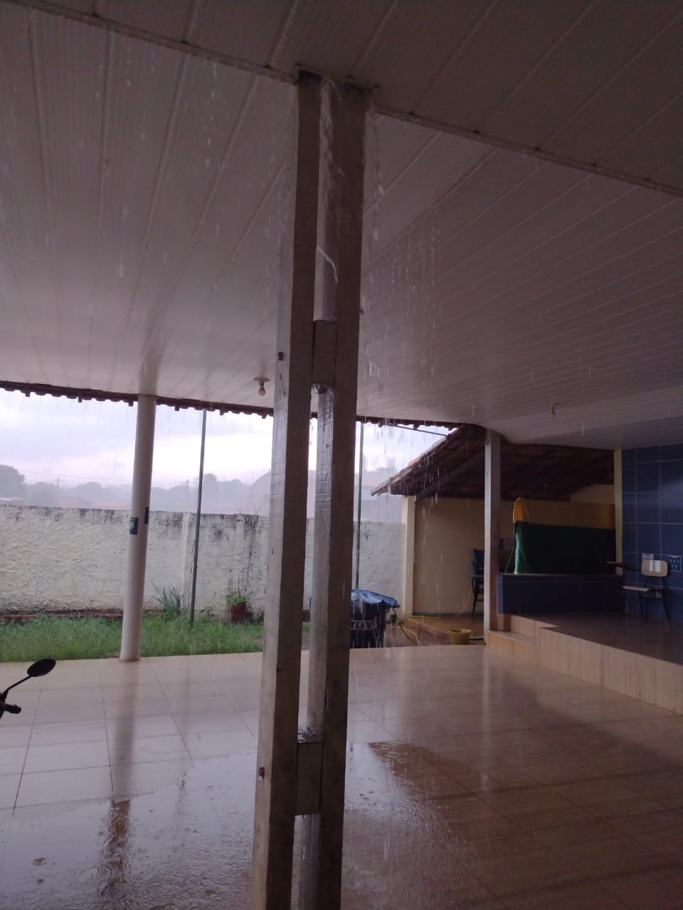 Vândalos depredam escola no Barreirão (GO), com até dejetos humanos sobre mesas; comunidade reclama de abandono