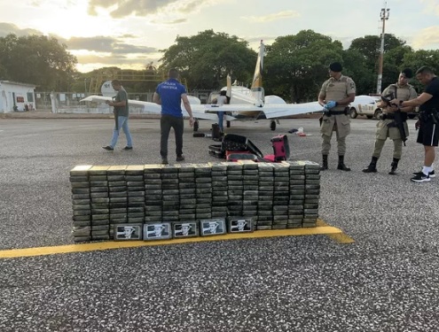 Piloto e copiloto são presos com avião carregado com 220 kg de cocaína em Porto Nacional (TO)