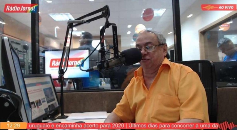 Morre Roberto Queiroz, narrador da Rádio Jornal conhecido como o Garganta de Aço