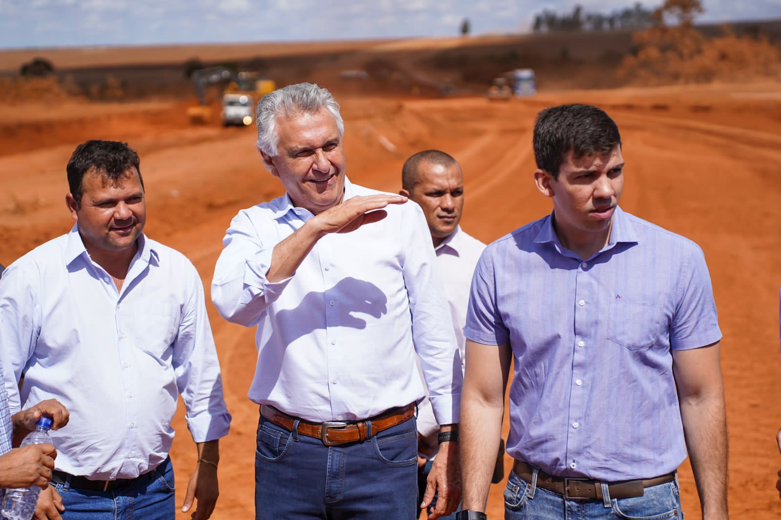 Governo de Goiás realiza pavimentação da GO-591, em Cabeceiras (GO)