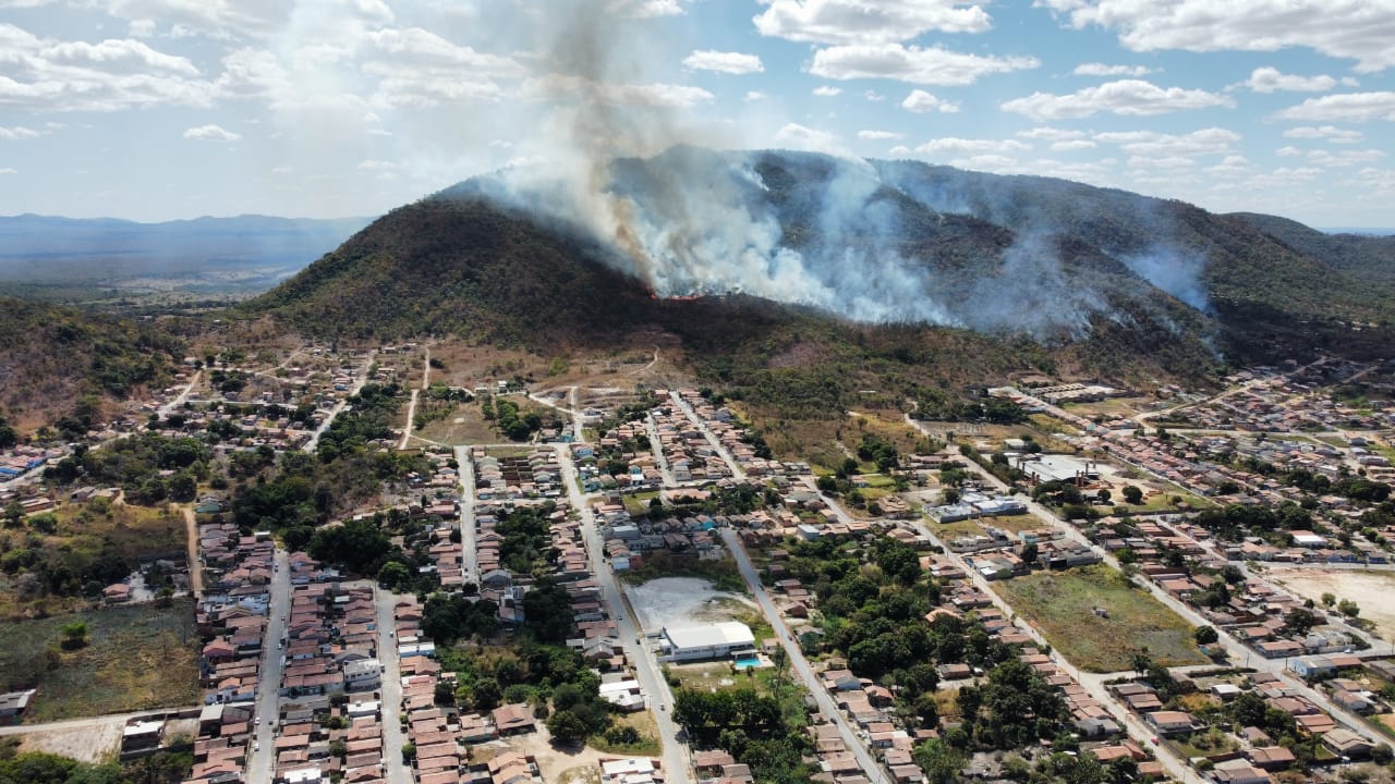 Grande incêndio ataca área de proteção ambiental de Campos Belos (GO)