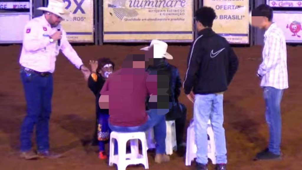 Comediante de rodeios, o anão Boró, é agredido durante show evento em Catalão (GO); vídeo