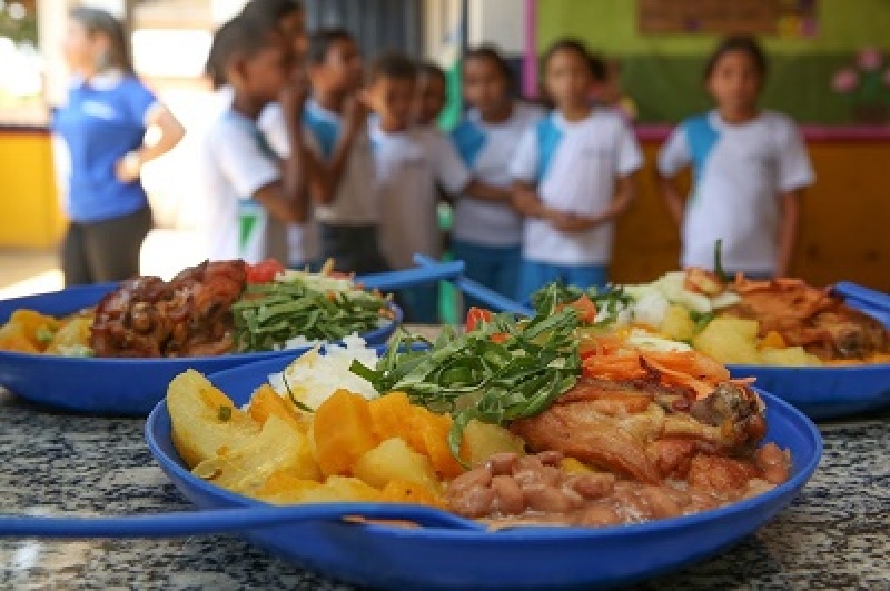 Coordenação Regional de Educação faz licitação em Campos Belos (GO) para compra de merenda escolar; compra-se até mandioca