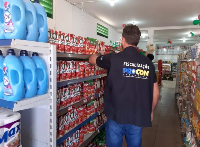 Ação apreende mais de 4 mil produtos vencidos e aplica 52 infrações em supermercados do TO, inclusive em Dianópolis