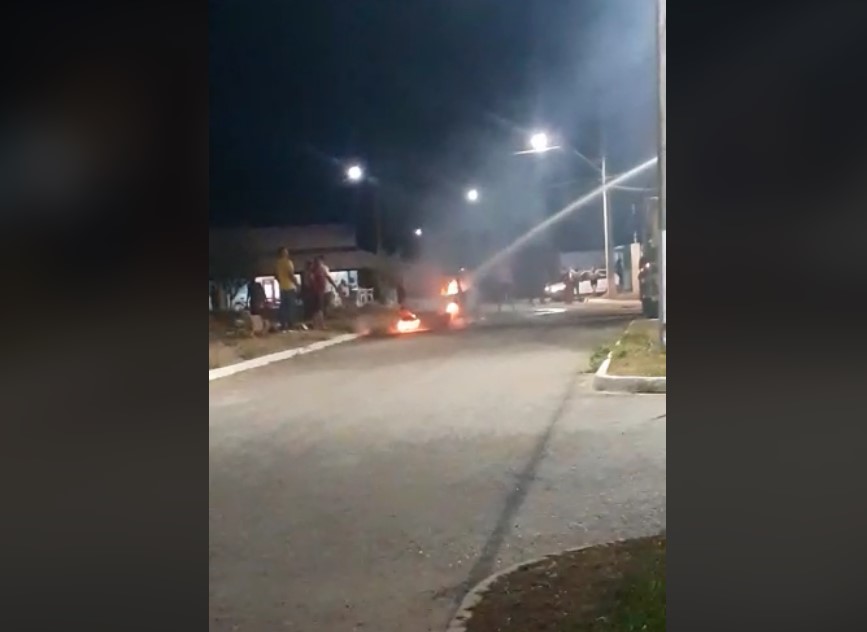 Carro pega fogo em Monte Alegre de Goiás