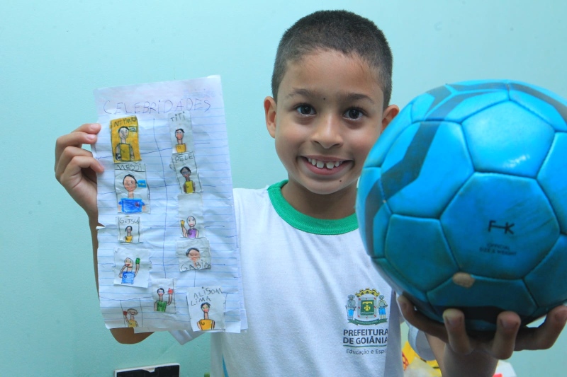 CBF convida menino que desenhou álbum para conhecer museu do futebol