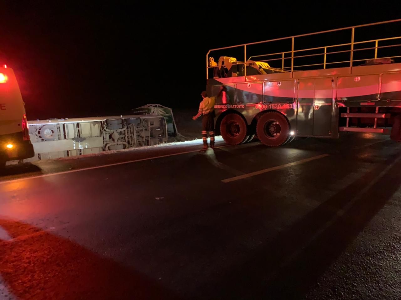 Acidente com ônibus deixa duas pessoas mortas e 50 feridas na BR-153, em Uruaçu (GO)