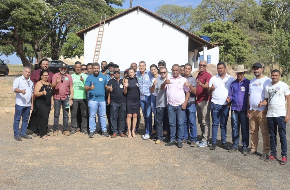 Em Dianópolis (TO), Ataídes Oliveira é recepcionado por apoiadores e faz caminhada pela rua comercial da cidade