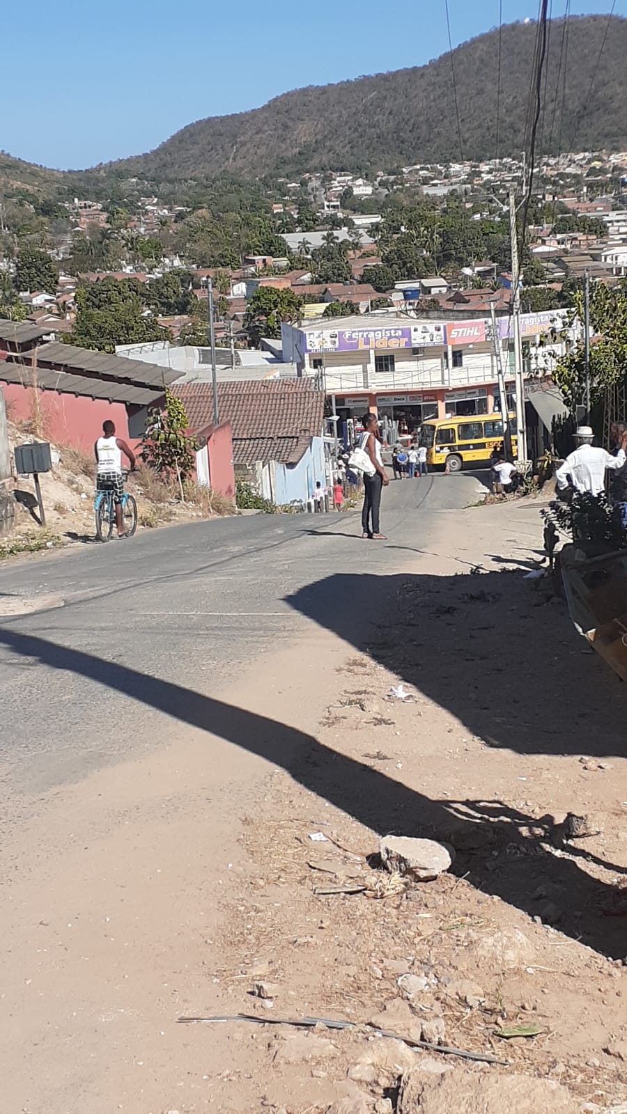 Jovem morre após perder controle de bicicleta e cair debaixo de ônibus escolar, em Campos Belos (GO)