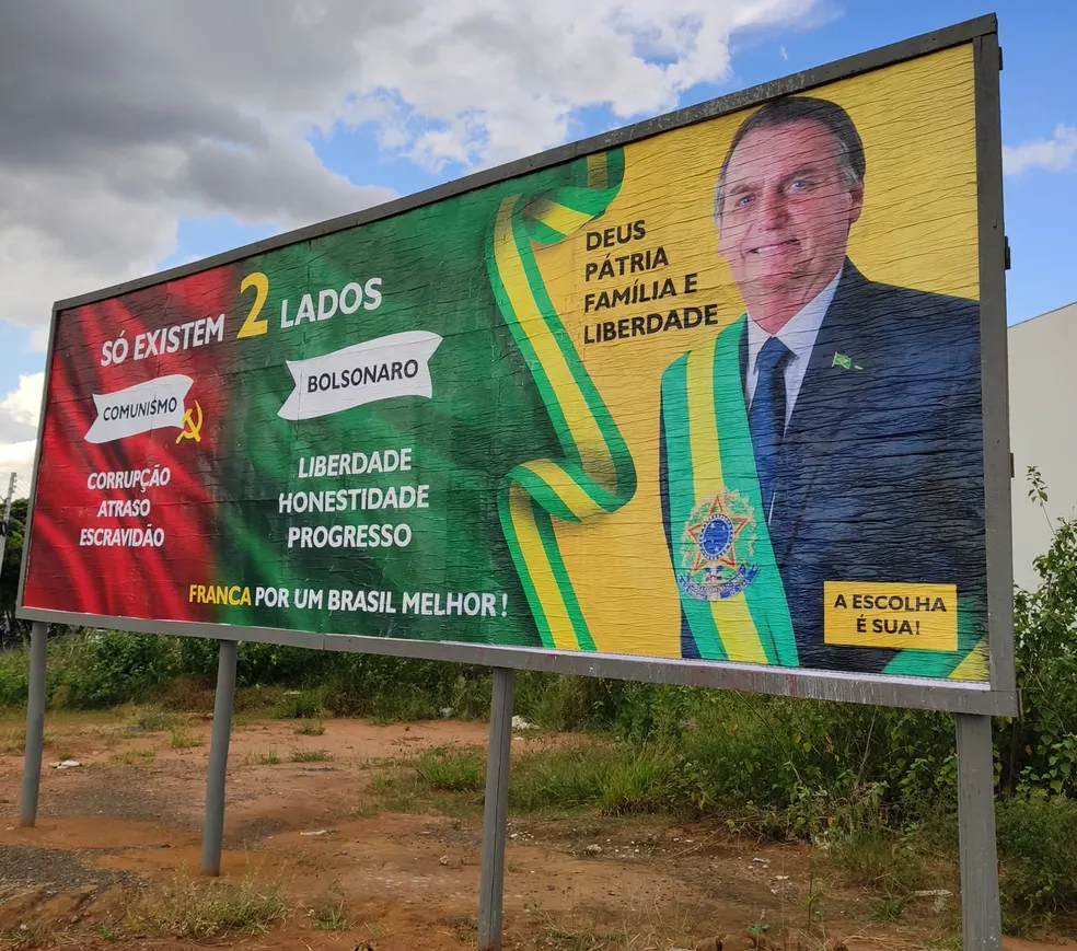 Juiz eleitoral de Campos Belos (GO) manda prefeitura retirar outdoor de Bolsonaro próximo à Praça do Boi