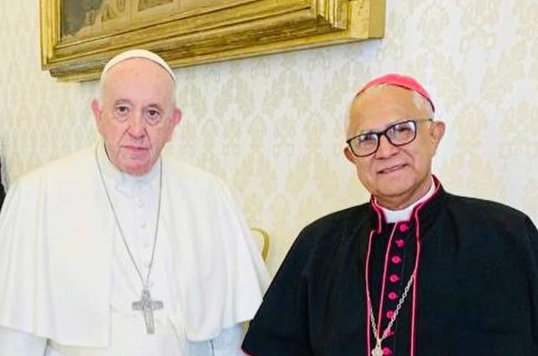 Papa Francisco recebe o bispo brasileiro Dom Moreira, ex-pároco de Campos Belos (GO) e Taguatinga (TO