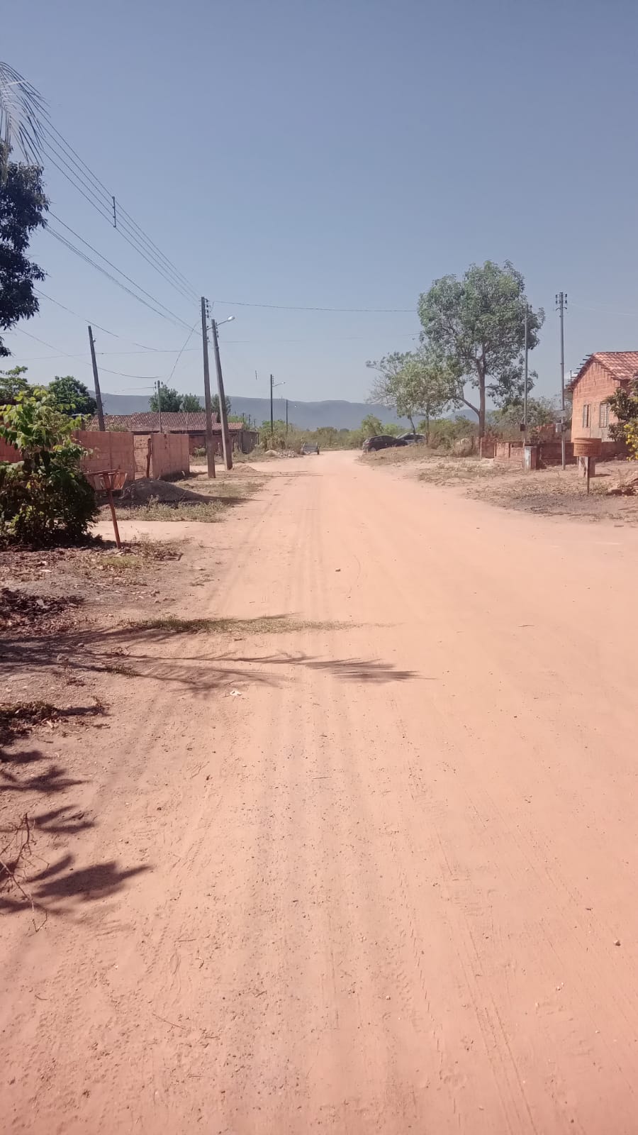 Em Monte Alegre (GO), cano de água não chega a bairro e comunidade reclama