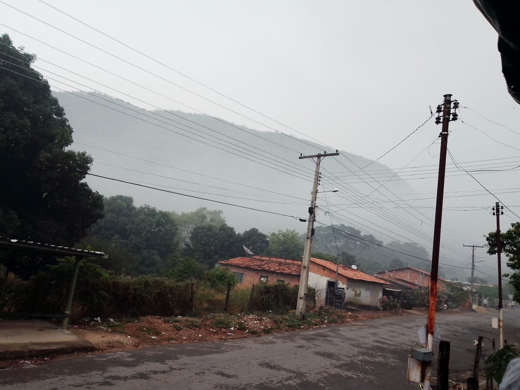 É degradante a situação do lixão de Campos Belos (GO); local queima há 4 dias e põe em perigo centenas de moradores