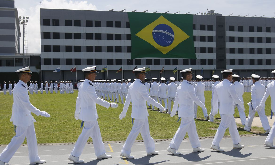 Marinha abre processo seletivo para oficiais temporários; salários chegam a R$ 14 mil