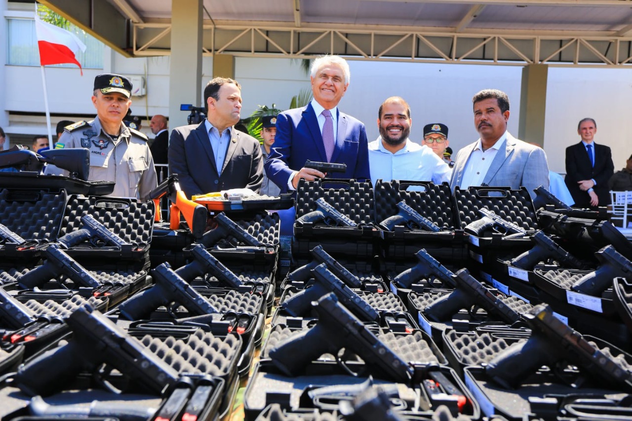 Governador Ronaldo Caiado entrega 15 mil armas à Polícia Militar