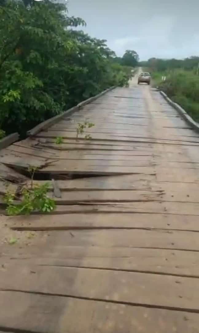 Caminhão danifica ponte sobre o rio manso, entre Campos Belos e Vazante (GO)