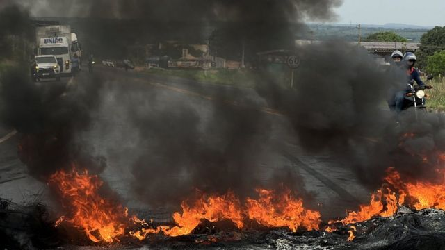 Grupo de bolsonaristas radicais fecham GO-118, em São João da Aliança