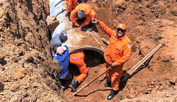 Bombeiros militares fazem resgate de trabalhadores soterrados em obra na zona rural de Porto Nacional (TO)