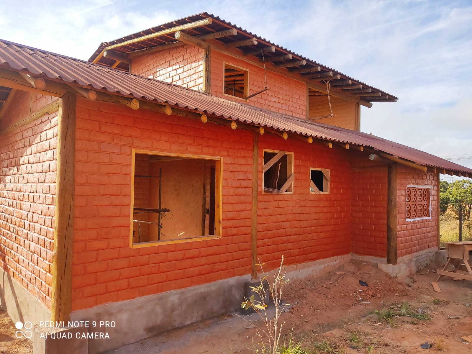 Construtor Kalunga faz casa em bioconstrução