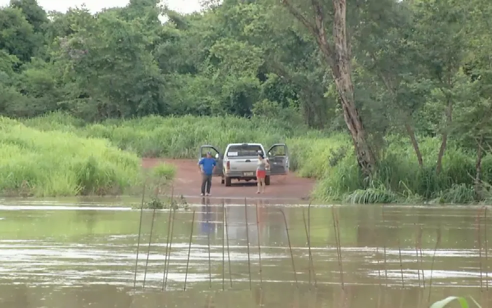 Flores de Goiás decreta situação de emergência após chuva arrastar pontes e alagar ruas; cerca de 400 famílias estão ilhadas