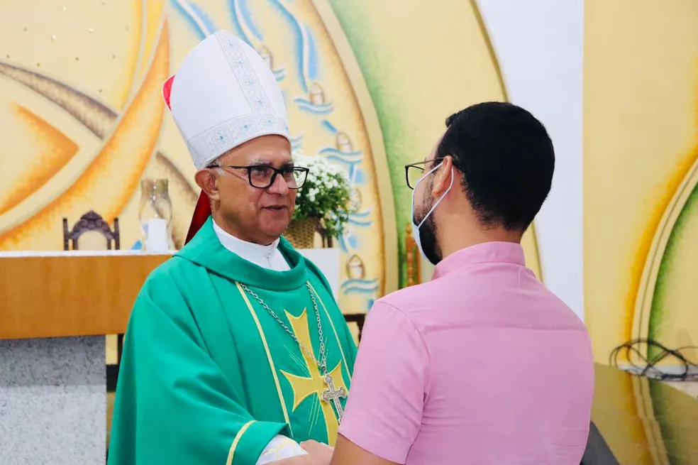 BISPO BRUNO E ESPOSA TIROU UM MOMENTO PARA TIRAR FOTOGRAFIAS COM CRIANÇAS 