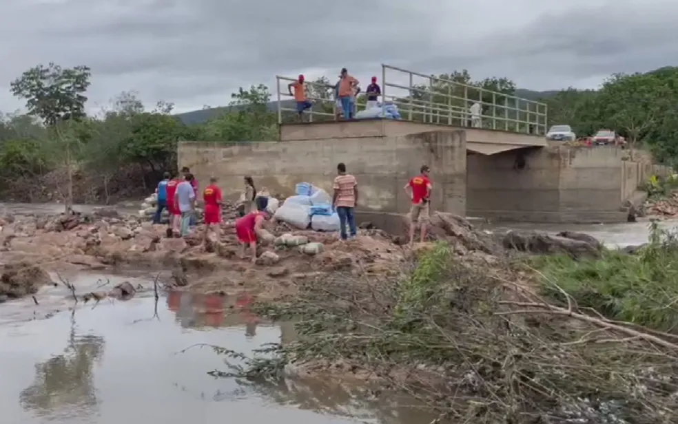 Rios sobem com a chuva, derrubam pontes e deixam moradores ilhados no Nordeste de Goiás