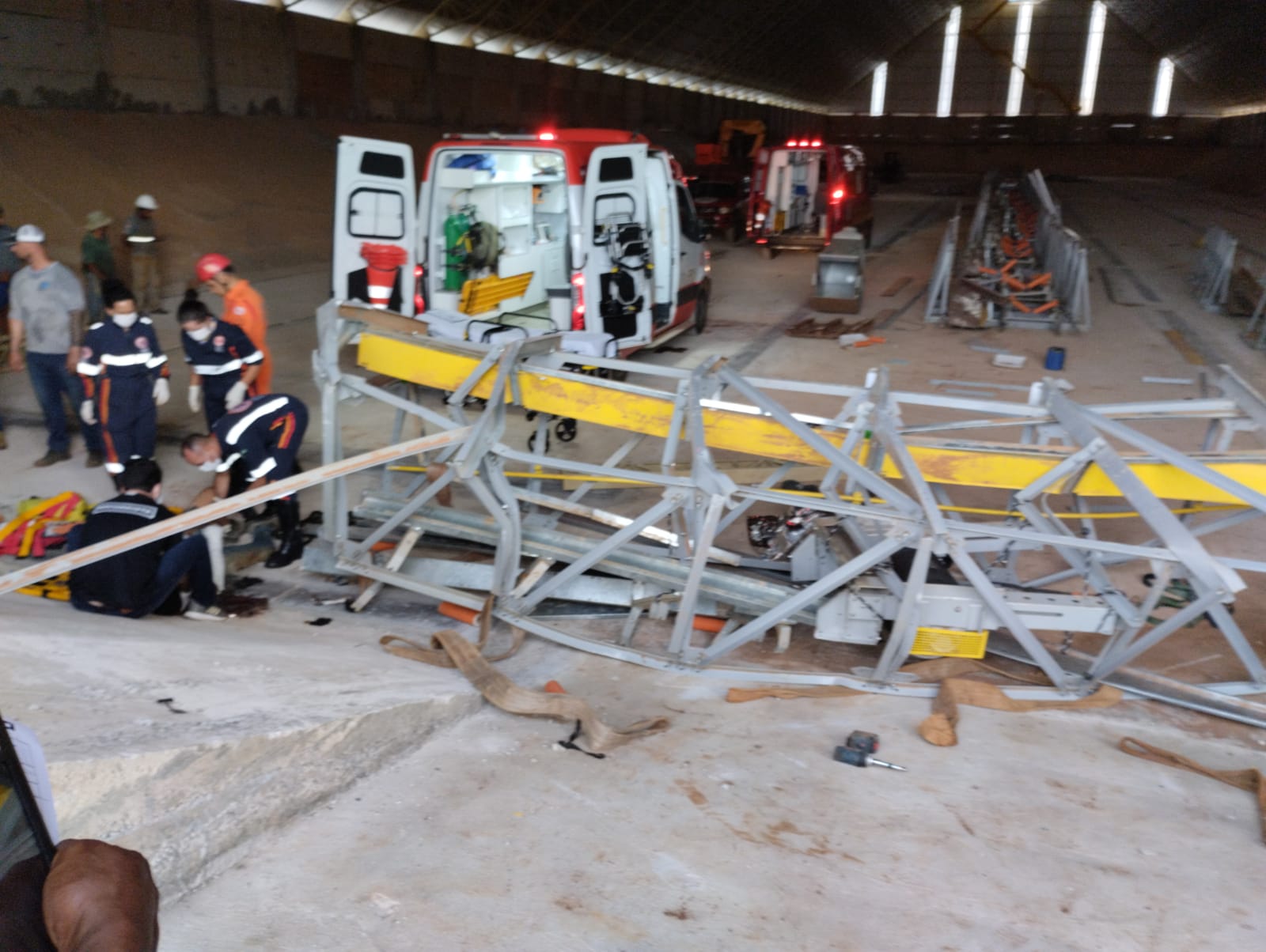 Bombeiros Militares socorrem trabalhadores que caíram de andaime dentro de um silo em Porto Nacional (TO)