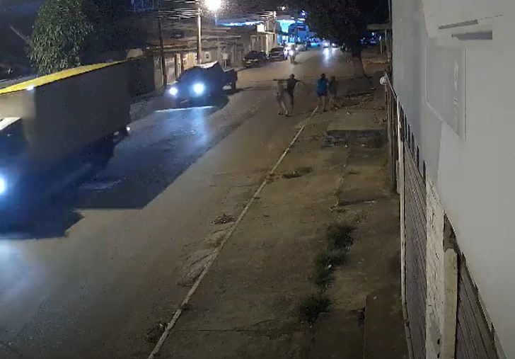 Andarilho ataca novamente e dá “voadora” em mulher, no meio da rua