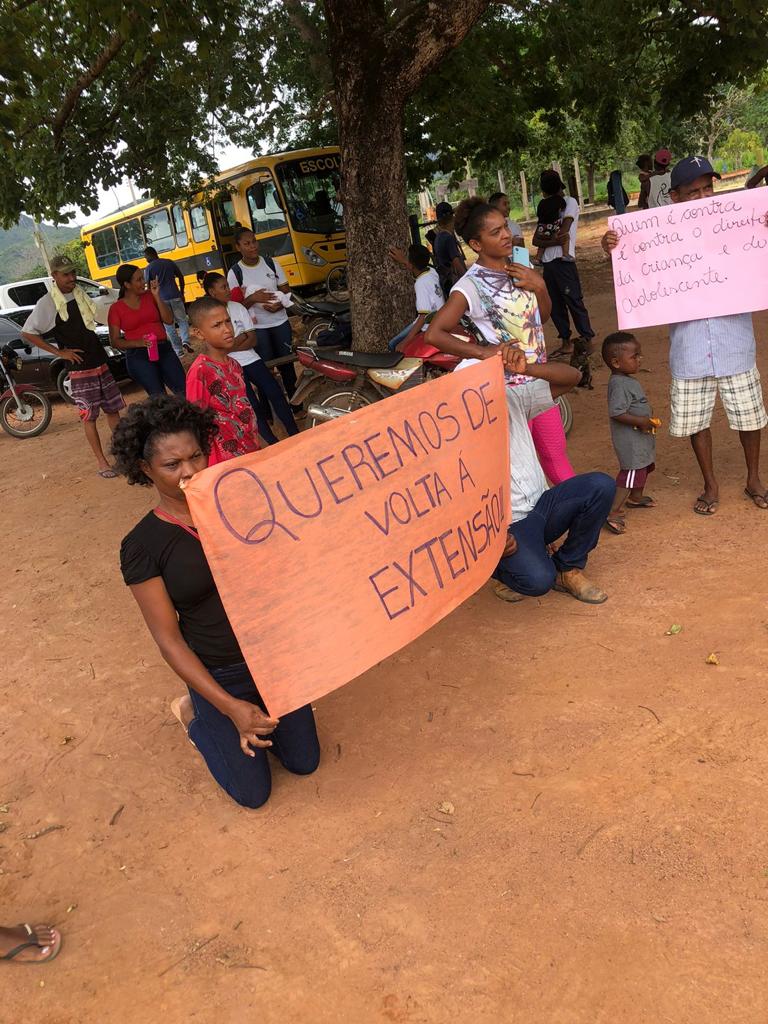Pais e estudantes de comunidade Kalunga de Teresina de Goiás  fazem protesto e exigem extensão escolar