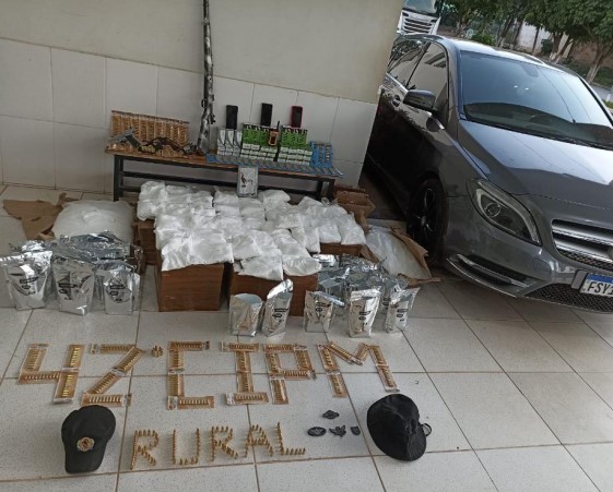 PM de Campos Belos (GO) prende casal com 120 kg de cocaína, avaliada em R$ 12 milhões; armas e munições também foram apreendidas