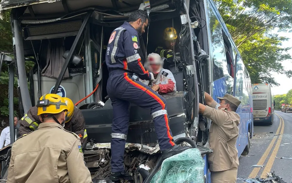 Ônibus bate na traseira de carreta na BR-020, em Posse (GO)