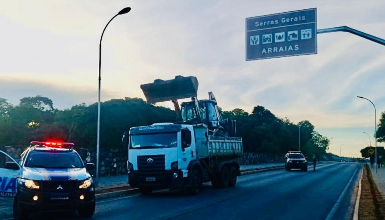 Motorista de caminhão, embriagado, é preso e passageiro é autuado por uso de entorpecentes em Arraias (TO)