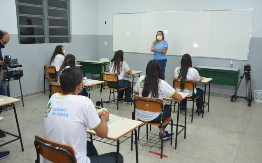 Deputados aprovam em definitivo gratificação para professores em Goiás