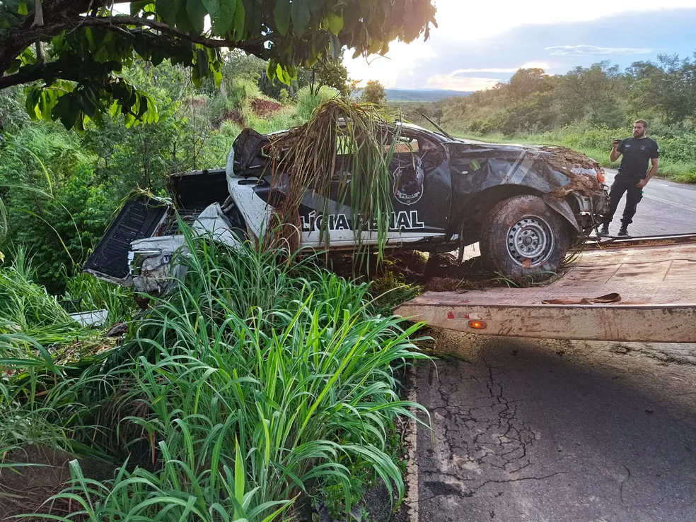 Carro da Polícia Penal capota e preso morre durante viagem