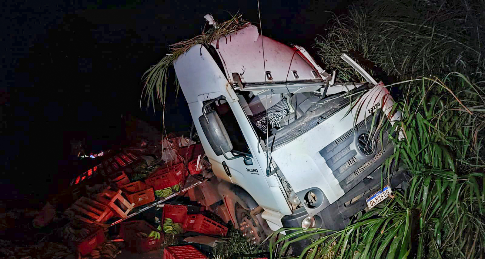 Carga de bananas: em Dianópolis (TO), após tombar caminhão, motorista recebe atendimento de bombeiros militares