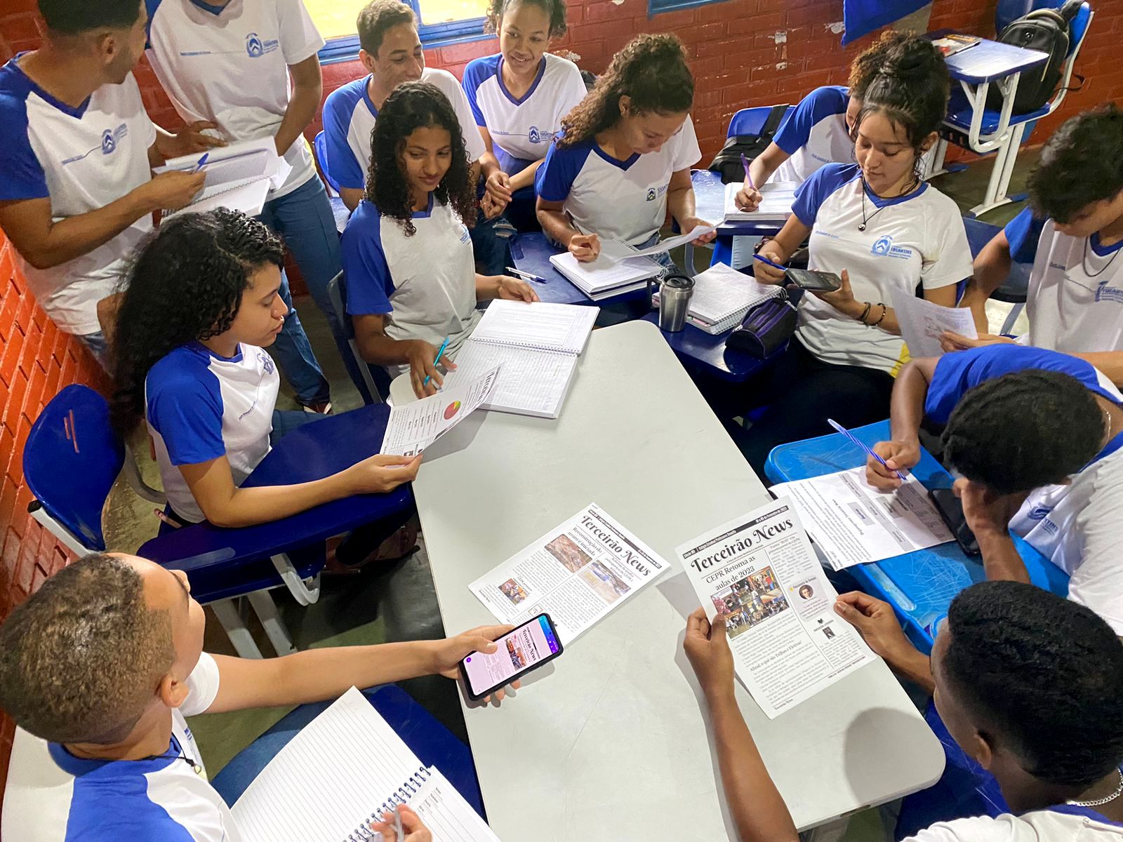 Estudantes da rede estadual de Aurora do Tocantins (TO) trabalham conteúdo de Sociologia durante a produção de jornal semanal
