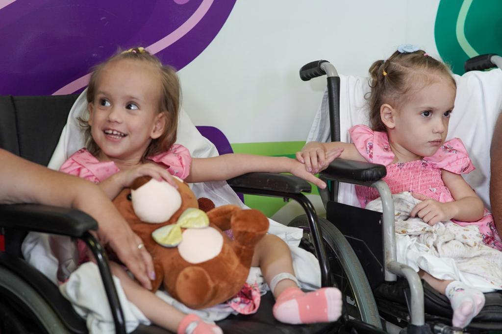 Siamesas: gêmeas Valentina e Eloá recebem alta 51 dias após cirurgia de separação no Hecad