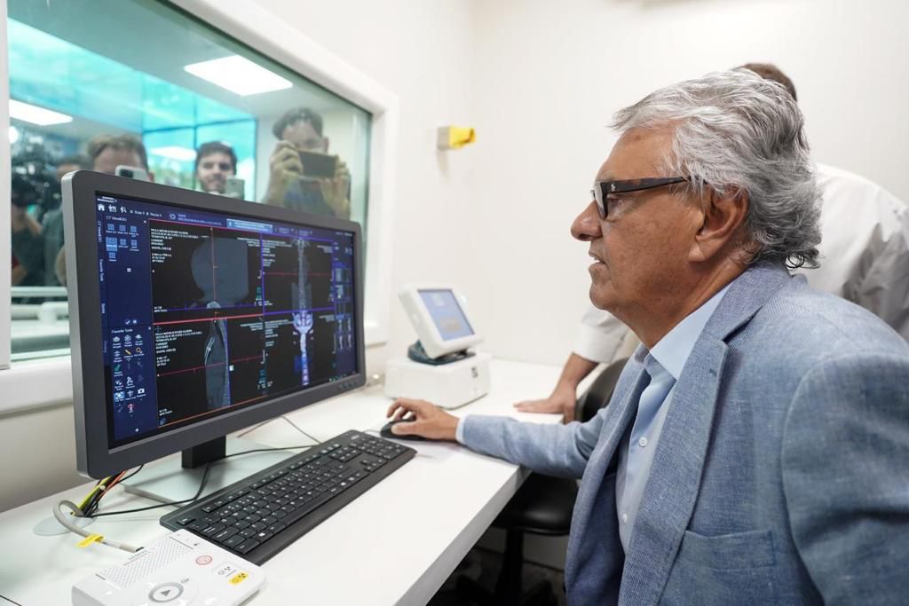 Caiado inaugura serviço de tomografia do Hospital Estadual de Formosa