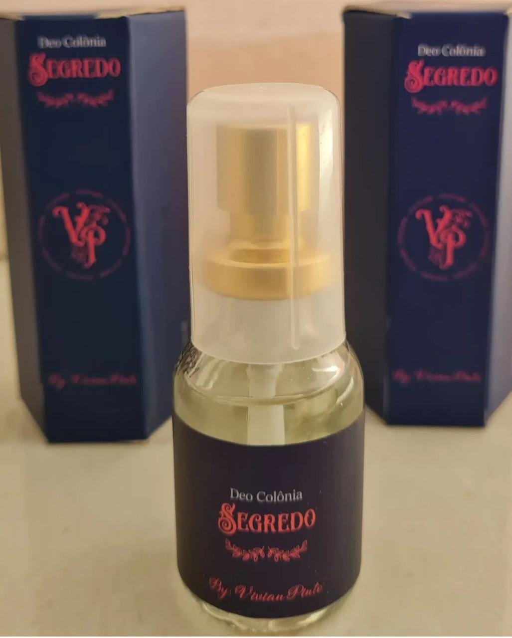 Feromônios sexuais: em agradecimento e presente para o dia da mulher, Vivian Pinto coloca perfume Segredo a R$ 25,00