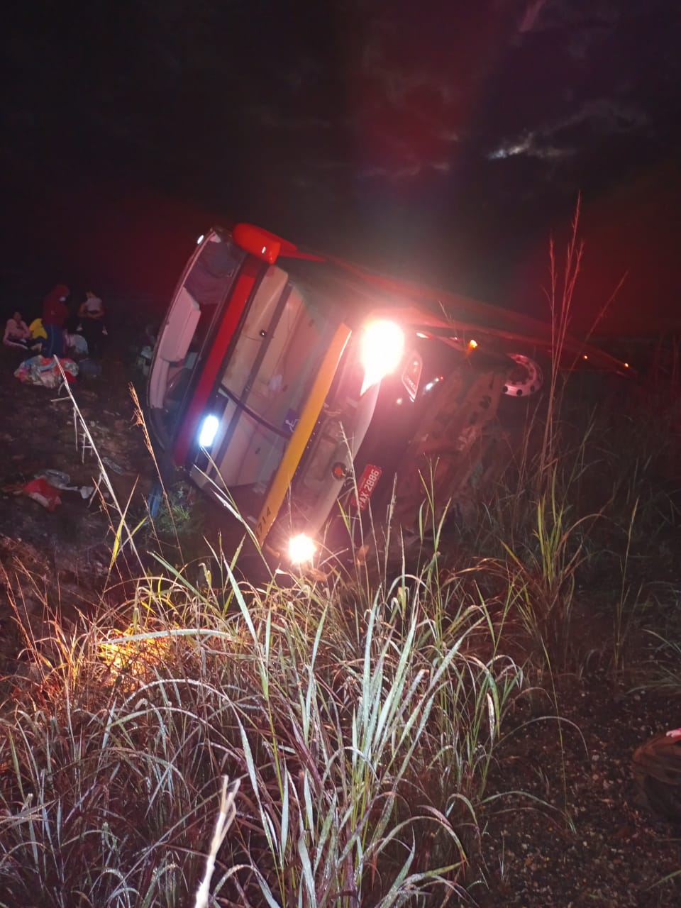 Real Expresso diz que está dando toda a assistência devida aos passageiros de ônibus acidentado