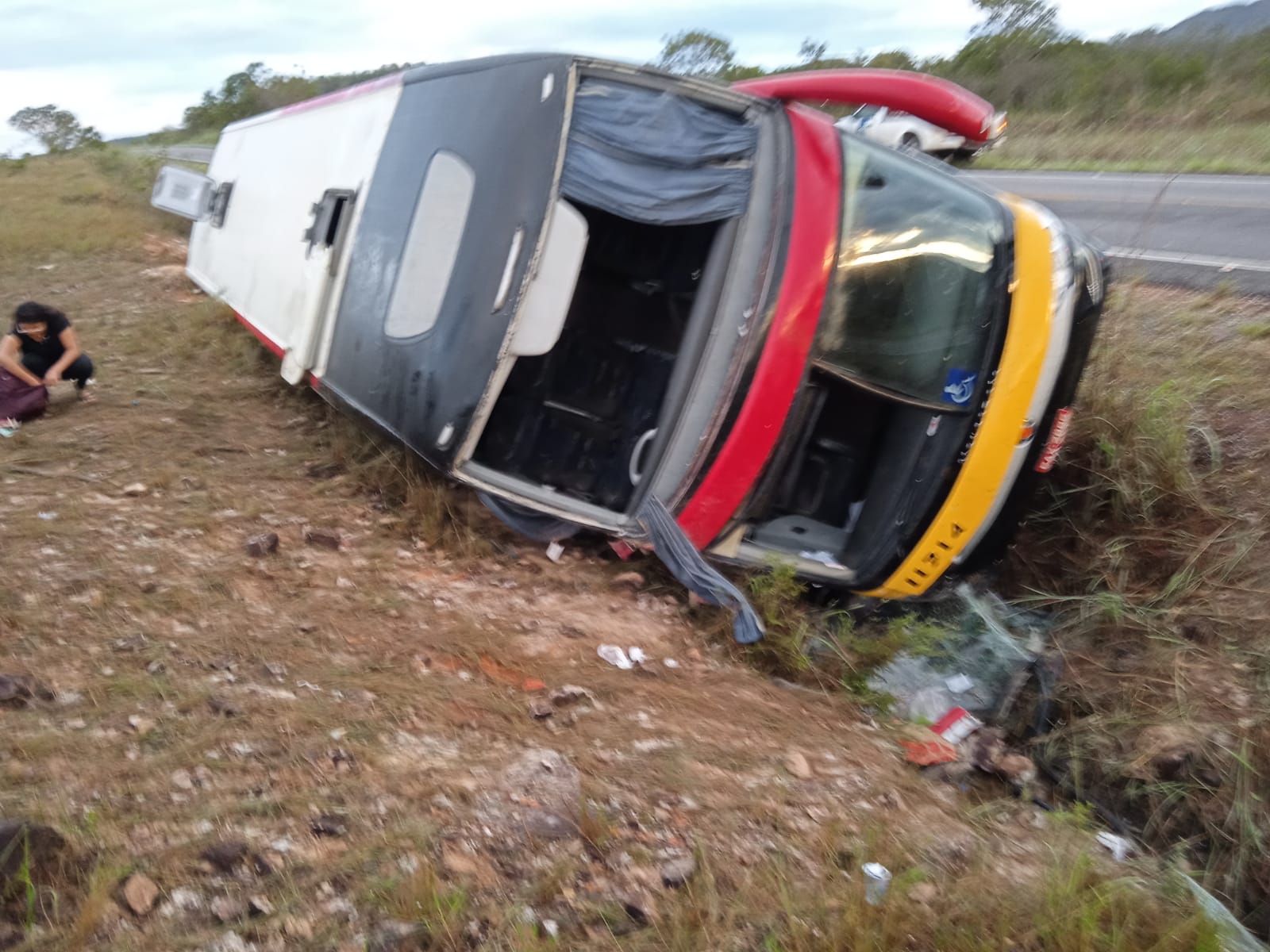 Ônibus da Real Expresso tomba e deixa seis feridos na GO-118