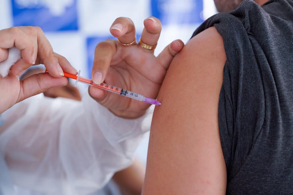 Baixa procura pela vacina bivalente em Goiás preocupa autoridades de saúde