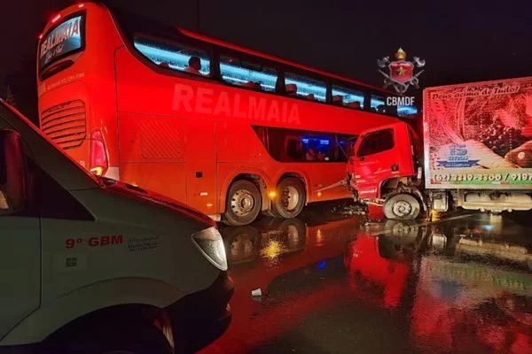 Caminhão roda e bate em ônibus da Real Maia