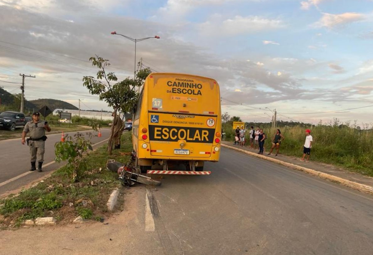 Ônibus escolar atropela e mata motociclista em Campos Belos (GO)