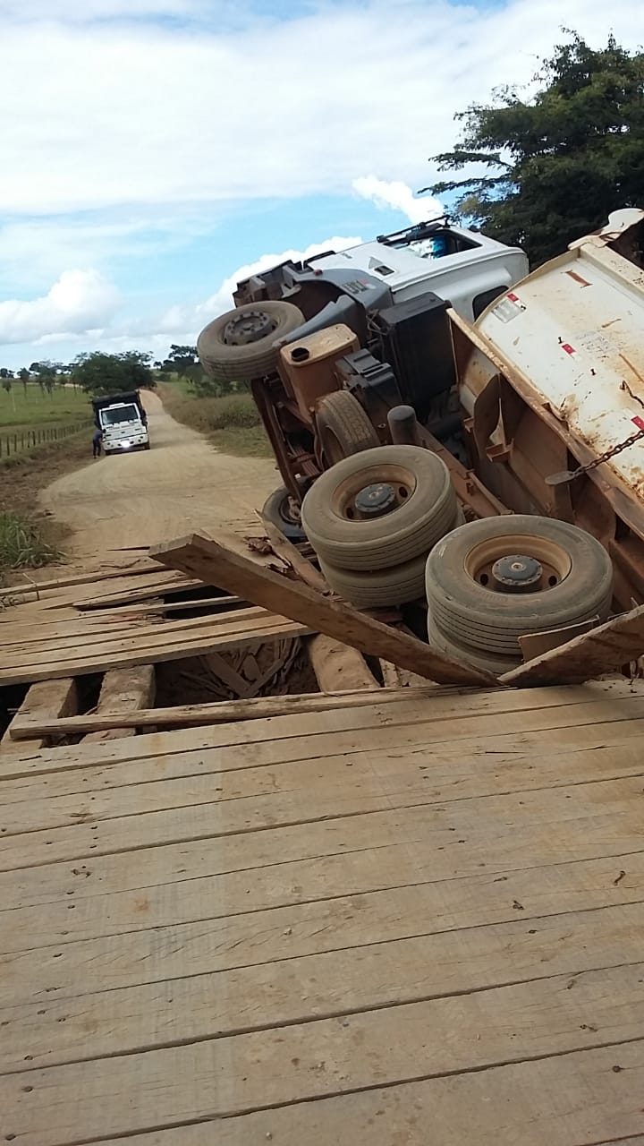 Caminhão carregado de brita tombam na ponte do Rio Manso