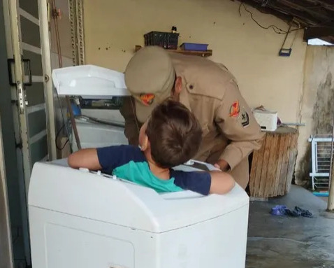 Bombeiros resgatam criança que ficou presa dentro de máquina de lavar roupa em Posse (GO)