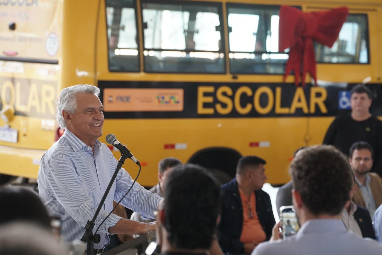 Entregues 59 novos ônibus escolares a 54 municípios de Goiás