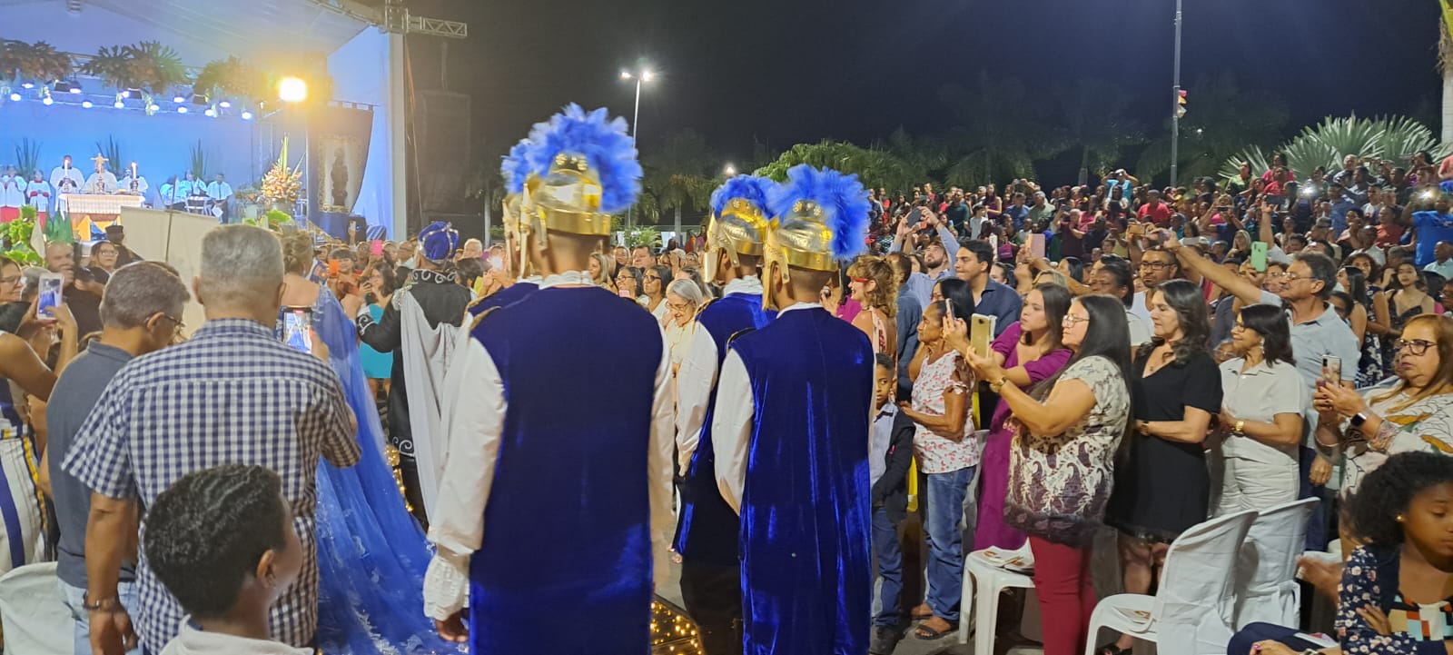 Uma multidão participa de missa campal em Monte Alegre (GO), em homenagem a Nossa Senhora do Rosário