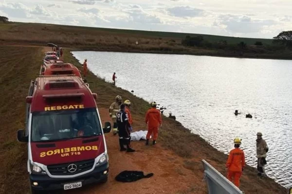 Motorista bêbado erra marcha, cai no lago e três crianças morrem afogadas